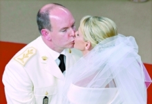 2日，在婚礼仪式上，阿尔贝二世亲吻新娘查伦·维特施托克。 摩纳哥亲王阿尔贝二世