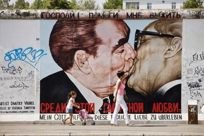 柏林墙涂鸦：勃列日涅夫与昂纳克的“同志+兄弟之吻”
