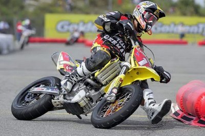 摩托车漂移与滑胎的差异Driftv.sSupermoto supermoto8