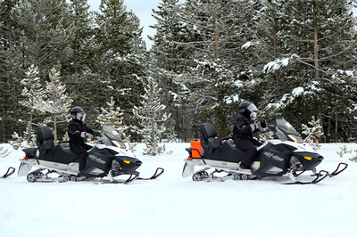 冬天美国黄石公园里的雪地摩托车(图) 黄石公园 冬天