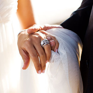 订婚戒指戴哪个手指_和结婚戒指的区别（多图） 订婚戒指
