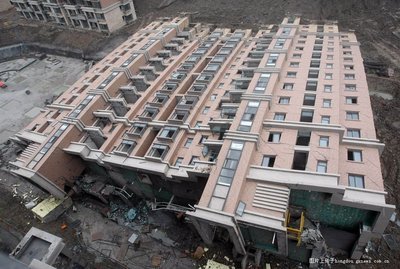 上海楼房整体倒塌，西方列强被中国的玻璃质量震惊了！ 温州楼房倒塌