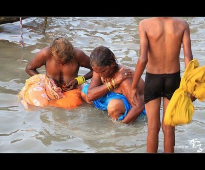【印度】实拍瓦拉纳西恒河沐浴的女人们（35P） 印度瓦拉纳西