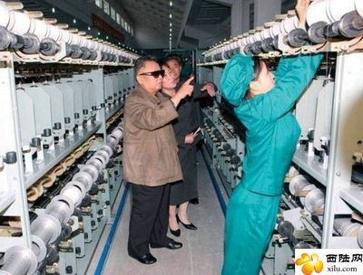 金正日亲手摸胸罩，朝鲜女人真幸福！ 金正日与朝鲜