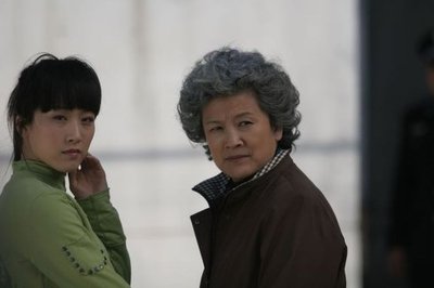 周毅与著名演员宋春丽在电视连续剧《穷妈妈富妈妈》中的剧照 宋春丽主演的电视剧