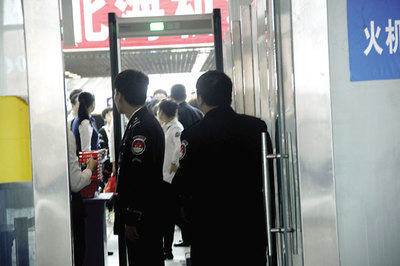 四川航空公司3u88322013年7月1日严重延误导致乘客滞留机场13小时 航班延误导致无法转机