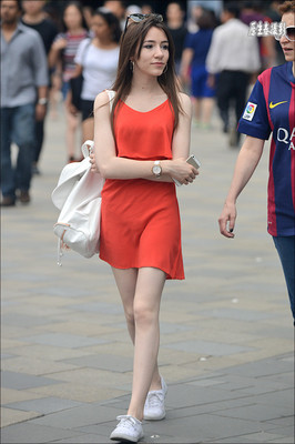 街拍：北京时尚美女流行红裙子！（组图）