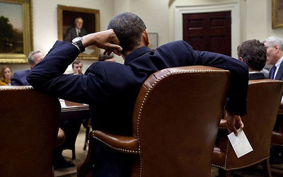 奥巴马为何习惯翘脚上桌办公？