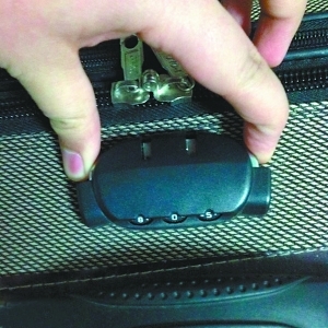 旅行箱密码锁忘记密码的开锁方法（亲测） 旅行箱的密码锁怎么改