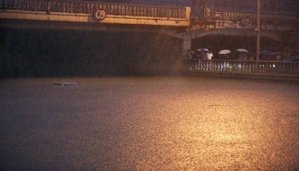 北京大暴雨为什么能淹死开车的人？ 北京大暴雨