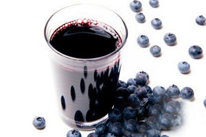蓝莓汁针对的人群及作用 蓝莓汁的功效与作用