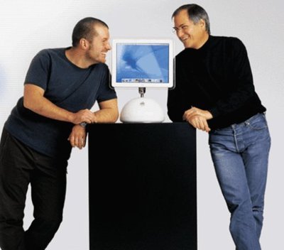 苹果首席设计师乔纳森·伊夫(左)与乔布斯之间 乔纳森伊夫设计了什么