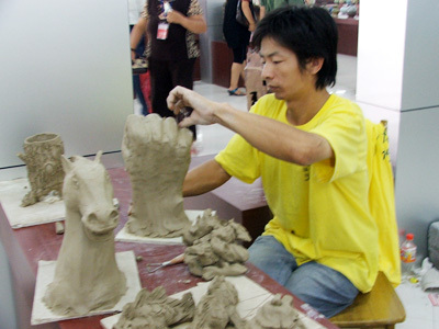 第八届中国(淄博)国际陶瓷博览会彩绘现场（图） 山东淄博陶瓷彩绘