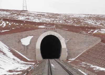 风火山隧道贯通场面描写 隧道贯通测量