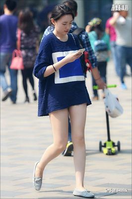 街拍：北京美女短裙热裤亮瞎眼！（组图）