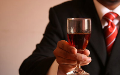喝红酒的好处和坏处 睡前喝红酒如慢性自杀