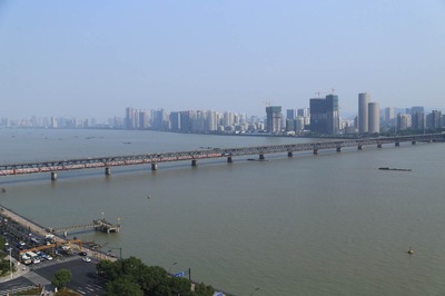 钱塘江大桥观潮 钱塘江大桥观潮的景象