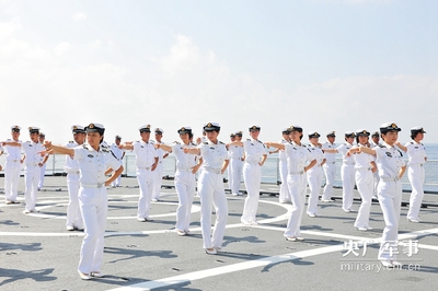护航版小苹果：中国海军炫舞亚丁湾帅爆了！