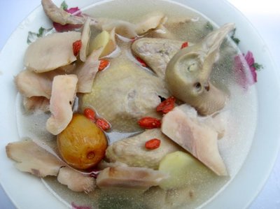广东人最喜欢的煲汤食材：鲜土茯苓乳鸽汤_小潺