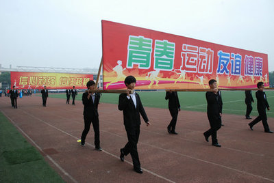 北师大2013年中小学田径运动会小学部年级口号及入场解说词 关于田径运动会的口号