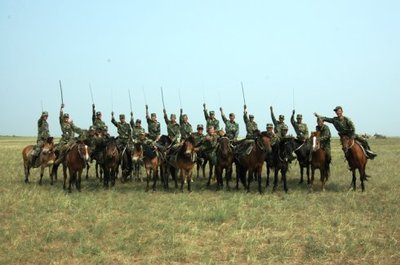 内蒙古草原深处探访中国最后的骑兵部队 最后的骑兵歌曲