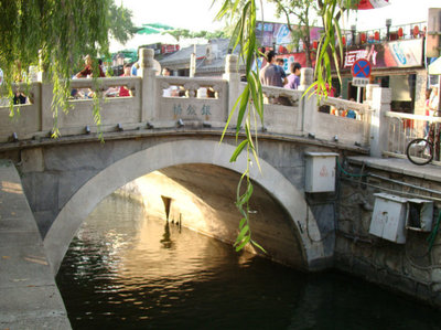 什刹海前海后海上的三座桥：后门桥、金锭桥、银锭桥