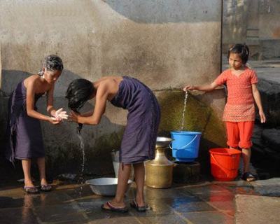 风俗：尼泊尔妇女当街洗澡