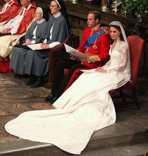 ♘细解威廉王妃世纪婚纱的惊人设计。。。 凯特王妃婚纱照