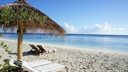 我想去马尔代夫，那里蓝天白云椰林树影水清沙白 水清沙白
