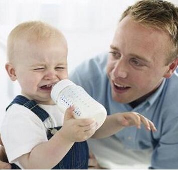 宝宝为何一吃奶就哭呢？ 宝宝吃奶哭闹