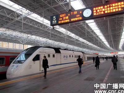 北京北站S2线列车进站口和售票厅看到了张贴的关于S2线列车近期开 列车进站视频
