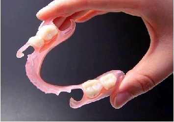 假牙有哪些种类 假牙要每天摘下来吗