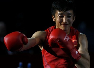 中国选手邹市明以13-10战胜泰国拳手彭培宏获得冠军