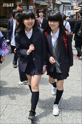 街拍：日本女生短裙有没有尺度？（组图）
