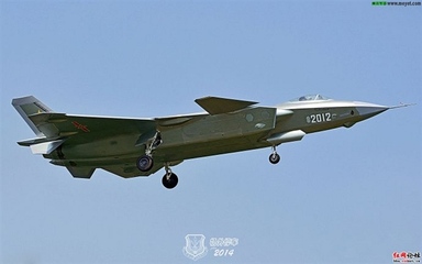 美国炸开锅了：中国新版J20战机竟然换成F35机头