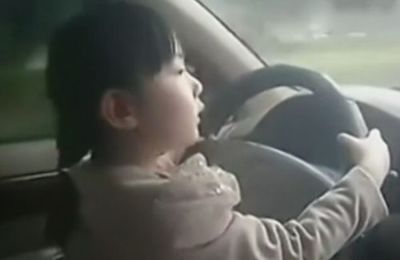 四岁小女孩开车上路 新手上路开车技巧图解