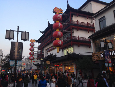 游记苏州观前街。苏州最繁华的商业街，好热闹啊。 广州最繁华的商业街