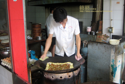 街头实拍：好吃的武汉豆皮是如何“炼”成的!