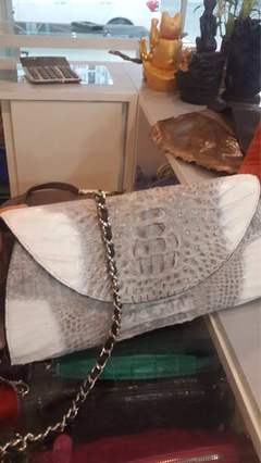 怎样挑选鳄鱼皮钱包和皮带--看看泰国鳄鱼皮具厂商的建议 卡帝乐鳄鱼皮具官网
