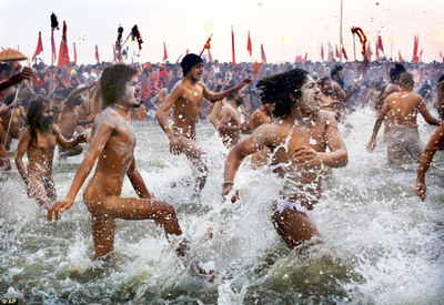 “圣水沐浴节”千万印度人全裸沐浴(高清组图) 王智内衣全裸组图