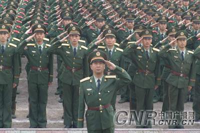 用左手敬礼的军人 中国左手敬礼的军人