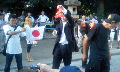 独家实拍：日本人在靖国神社撕烧中国国旗（图）