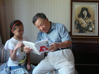 中国最小志愿者唐乐琳写雷锋日记:《“寻找雷锋的足迹，争当雷锋传
