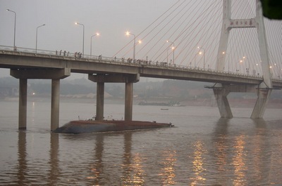 千吨货船撞向湘潭三大桥桥墩搁置排险中 扒渣机 排险多功能