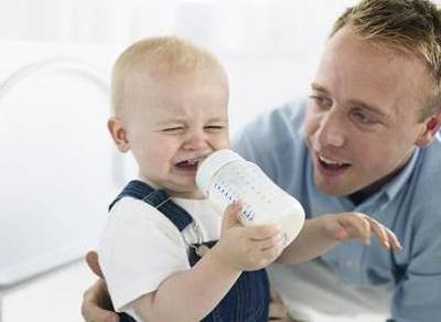 新生婴儿不爱吃奶怎么办，不吃奶的原因是什么 婴儿突然不爱吃奶