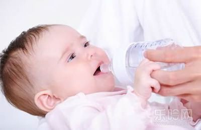 宝宝吃奶粉便秘怎么办 新生儿喝多少毫升奶粉