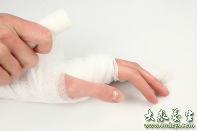 手腕骨裂的症状有哪些 手腕骨折的症状图片