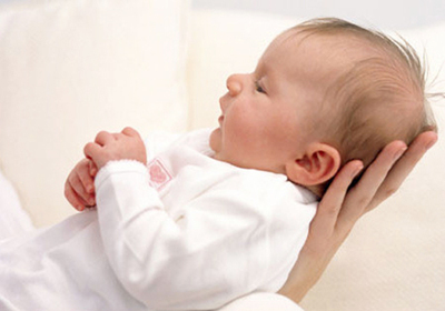 婴儿吃完奶后打嗝怎么办 奶水不够吃宝宝的表现