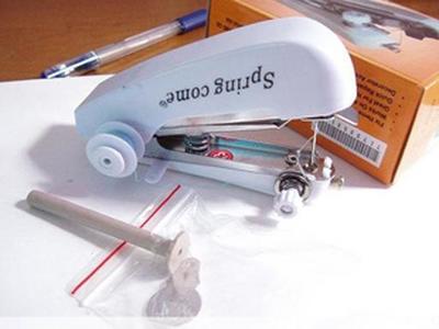 怎么使用手动迷你缝纫机？ 手动迷你缝纫机