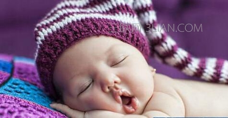 新生儿睡觉翻白眼 婴儿睡觉不踏实总哼唧